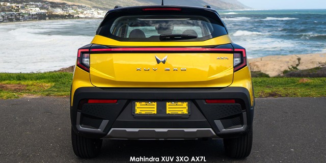 XUV3XO 1.2T AX7L A/T gallery image 2